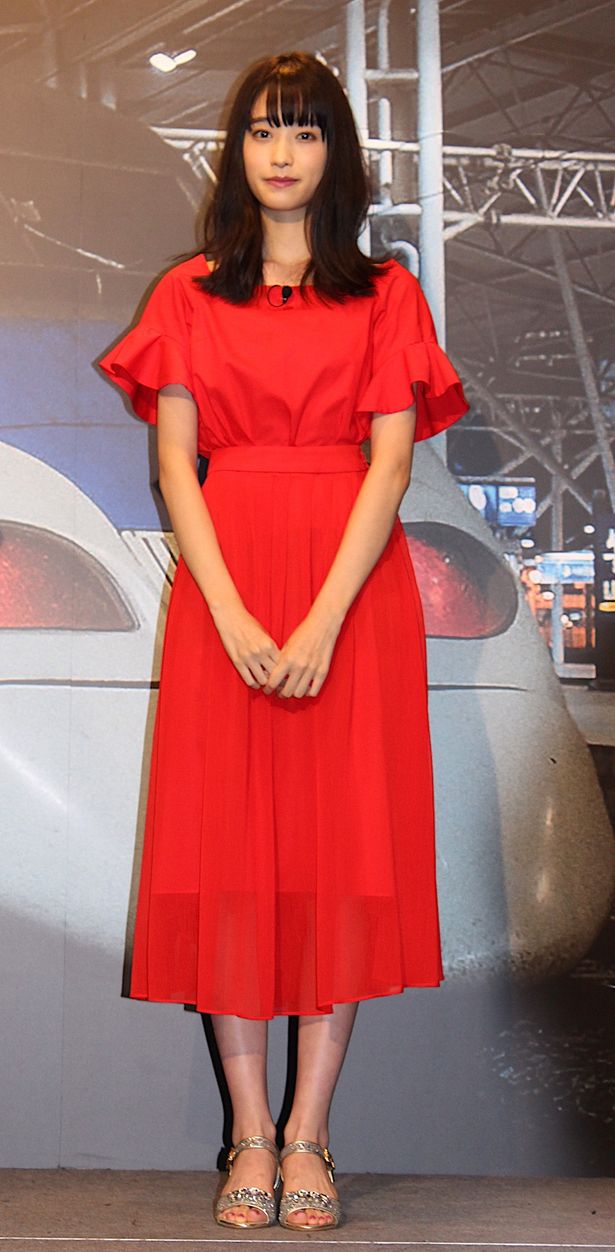 【写真を見る】高橋ひかる、真っ赤なドレスにキラキラサンダルを合わせて。大人コーデで登場！