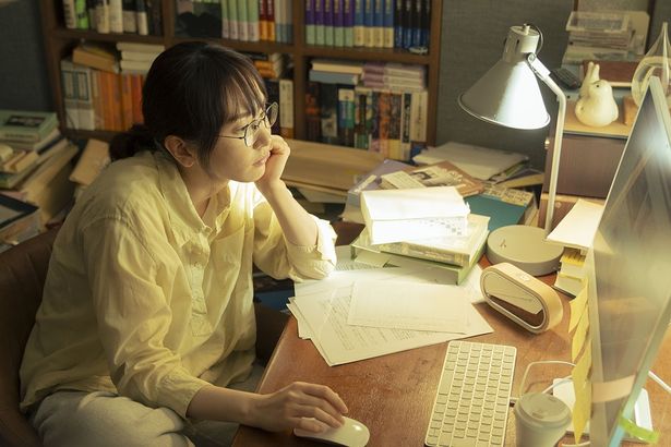 【写真を見る】『違国日記』で小説家を演じる新垣結衣。ざっくりポニーテールに大きな眼鏡でパソコンとにらめっこ