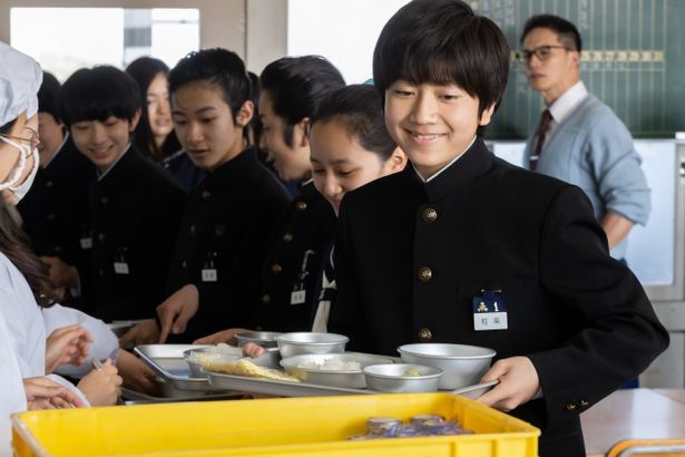 給食マニアの教師、甘利田幸男(市原隼人)が生徒たちと給食アレンジバトルを繰り広げる『おいしい給食 Road to イカメシ』