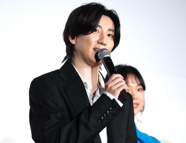 京本大我、SixTONESデビュー後初の単独主演映画『言えない秘密』完成披露試写会でキスシーンが下手と秘密を告白！「プラベートで練習します」