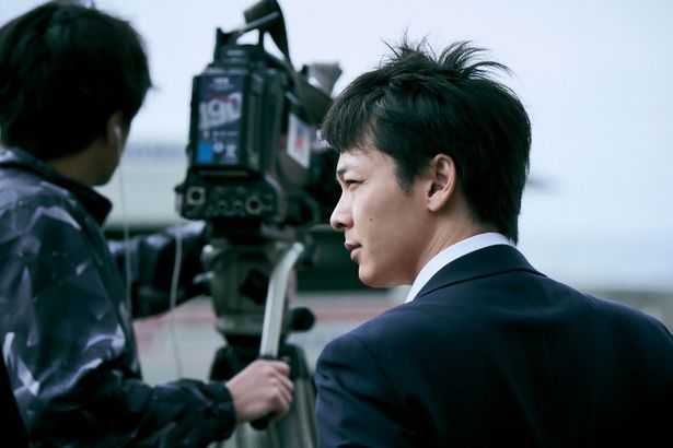 中村倫也演じる少女失踪事件に被害者として巻き込まれた家族を取材するテレビ局記者、砂田