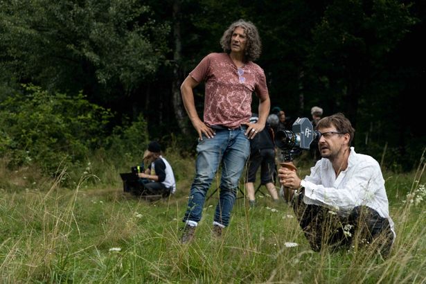 作品ごとに綿密に撮影、演出方法を試行錯誤することで知られるジョナサン・グレイザー監督(中央)