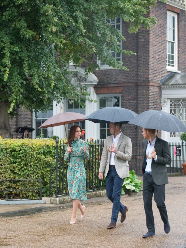 【写真を見る】珍しい3ショット！傘をさして並ぶウィリアム王子とキャサリン妃、ヘンリー王子