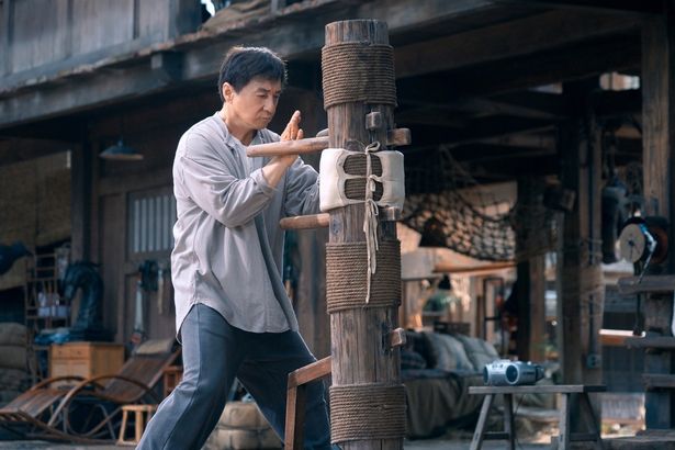 香港映画界の伝説的スタントマンと言われながら、ケガで第一線を退いたルオ・ジーロン(『ライド・オン』)