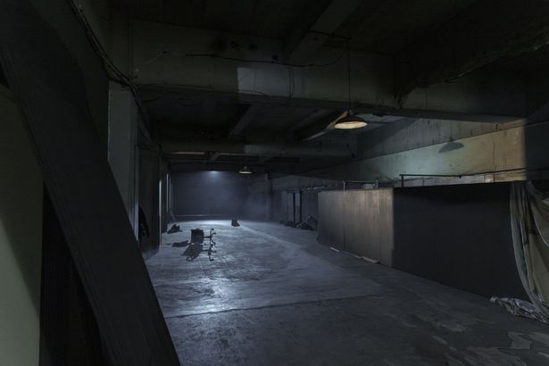 だだっ広い倉庫のような内観で、どこか不気味な空気が漂う撮影スタジオ