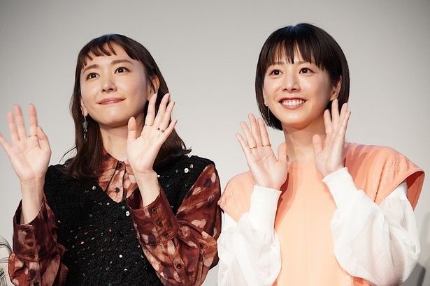【写真を見る】新垣結衣と夏帆が『違国日記』の公開直前イベントで笑顔！
