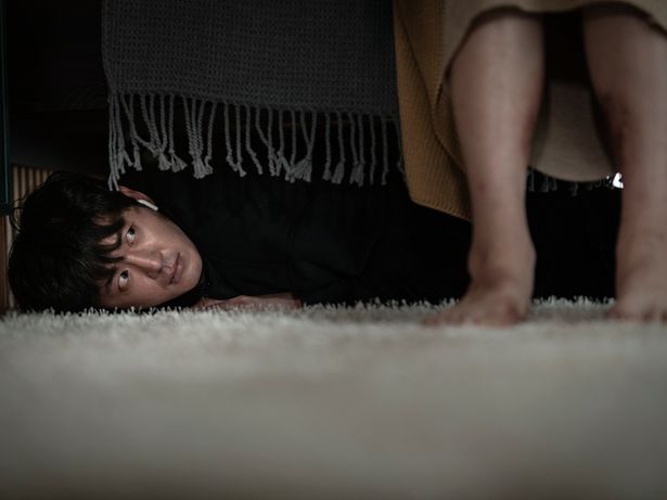イェウンの家に侵入したジフンは、ベッドの下から異常な夫婦生活をのぞき見る