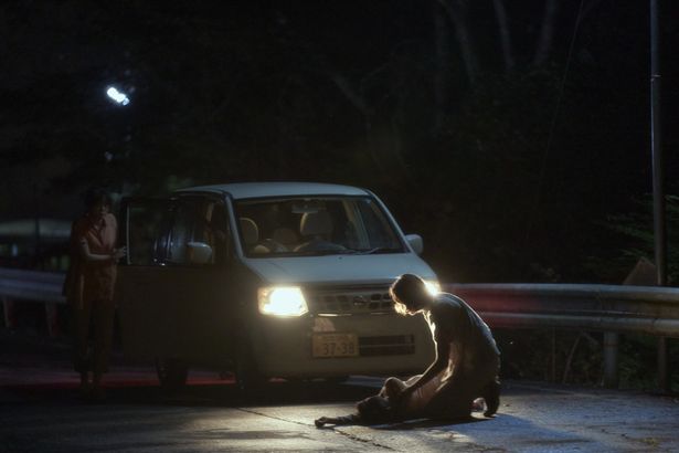 千紗子と久江が車で起こした事故により少年は記憶を失ってしまう