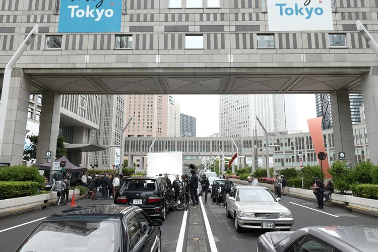 全面封鎖された都庁前で、渡辺謙が走る！「TOKYO VICE Season２」1990年代の東京を再現した大規模ロケに潜入
