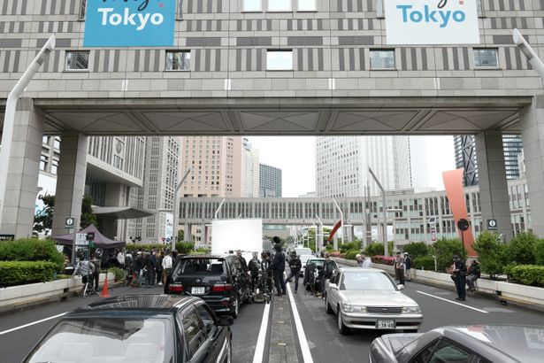東京都庁前を全面封鎖して行われた大規模ロケに潜入！制作陣のインタビューとあわせて撮影現場の様子をお届け