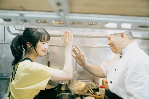 試食した門脇麦は料理の旨味に感動して、料理を指導してくれるシェフとハイタッチ