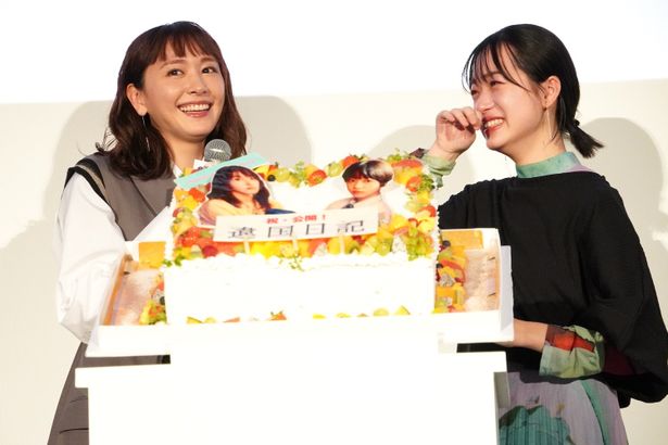 まぶしすぎる！人のつながりの尊さを描いた『違国日記』で共演した2人が感謝を伝え合い、大粒の涙を流した