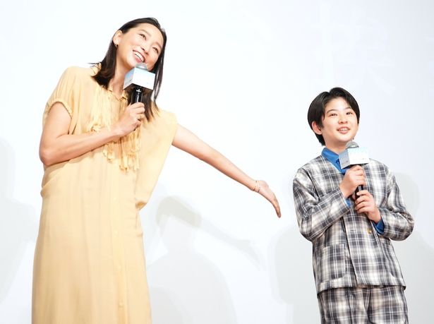 【写真を見る】撮影時より10センチ近く身長が伸びた息子役の中須翔真を「こんなに大きくなりました！」とうれしそうに紹介する杏