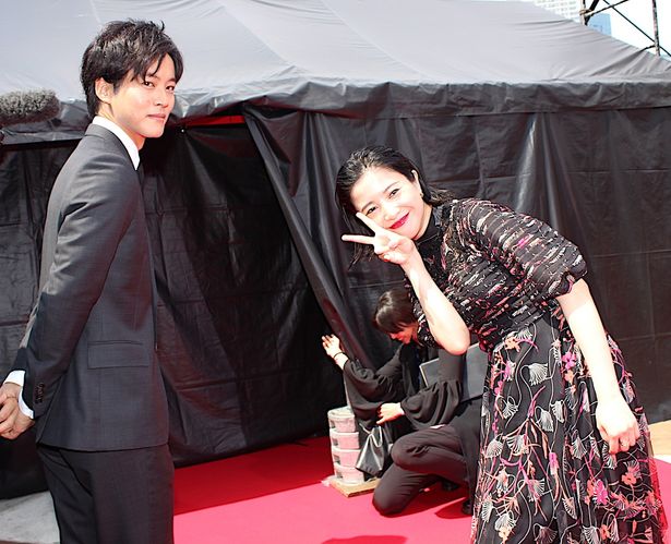 【写真を見る】吉高由里子、ふんわりドレスがキュート！松坂桃李と笑顔でピース