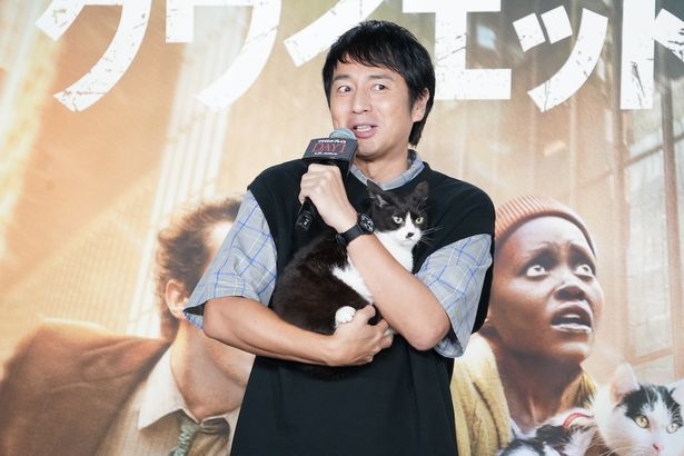 大の猫好き、チュートリアルの徳井義実は猫タレントのひげちゃんと登場
