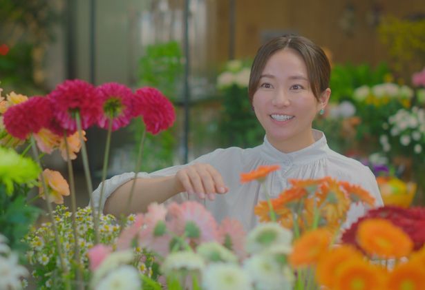 病院の近くにあるオシャレな花屋の店主・実希子役は木村文乃が演じる