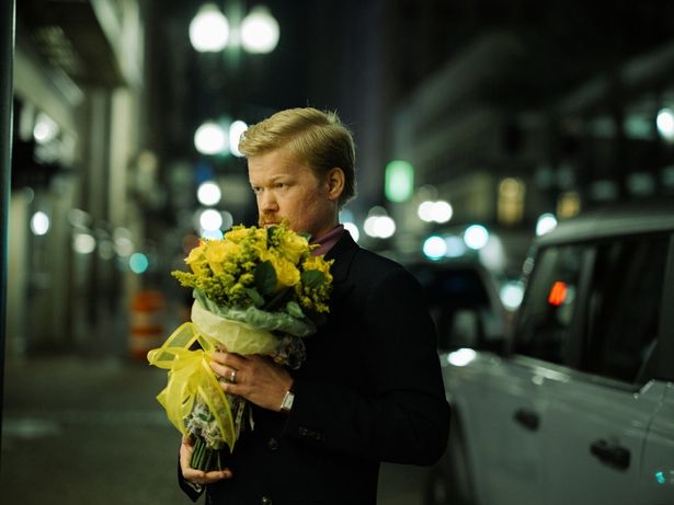 ジェシー・プレモンス演じる男が街角で花束を抱えている