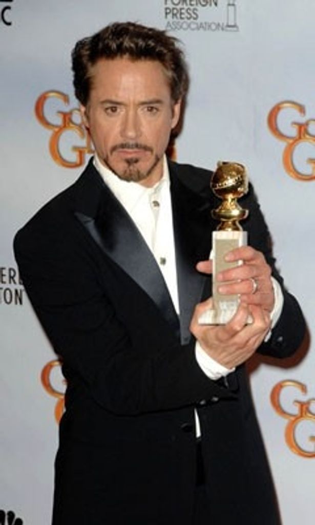 ロバート・ダウニー・Jr.は、ミュージカル・コメディ部門『シャーロック・ホームズ』で主演男優賞を受賞。持ち方が面白い