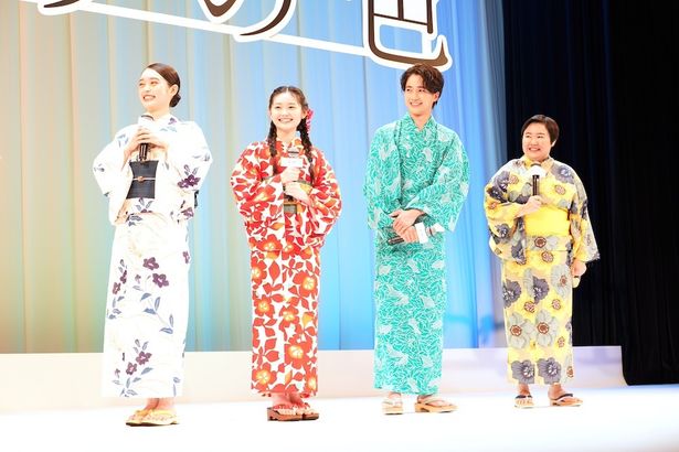 寿から「すばらしいお芝居だった！」とほめられた4人はちょっぴり恐縮