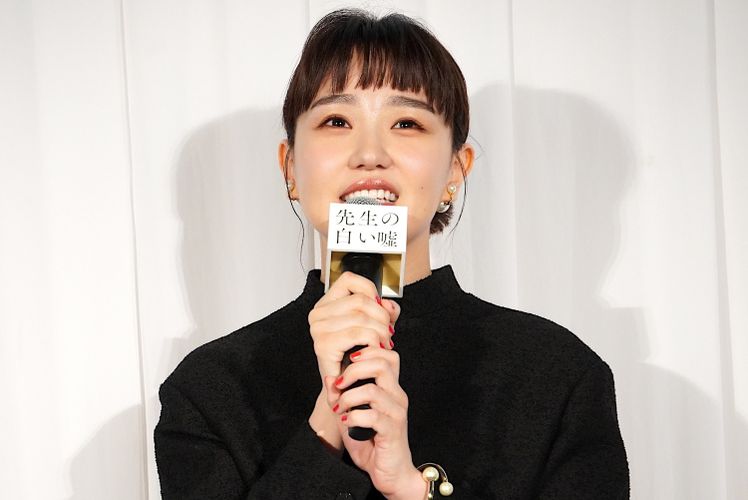 奈緒、『先生の白い嘘』初日舞台挨拶で誠実に語った希望と葛藤「自分が伝えたいことを、自分の言葉として届ける」猪狩蒼弥の“決意”に涙も