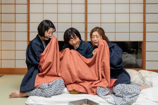 『お母さんが一緒』で三姉妹を演じる江口のりこ、内田慈、古川琴音