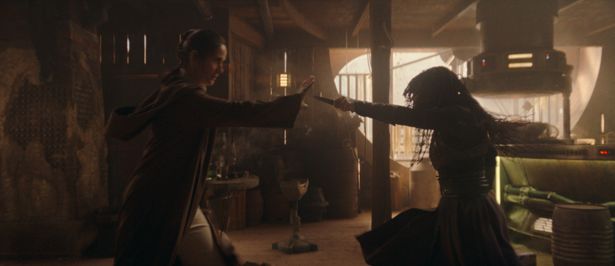 キャリー＝アン・モス演じるジェダイ・マスターのインダーラが殺害される衝撃のシーンで幕を開ける
