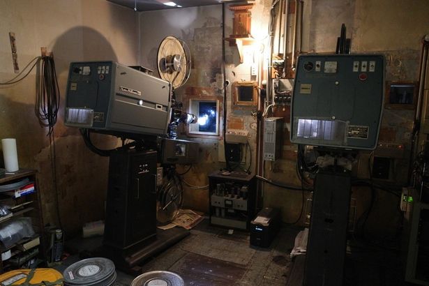 昔ながらの映写室で稼働する、旧式のフィルム映写機