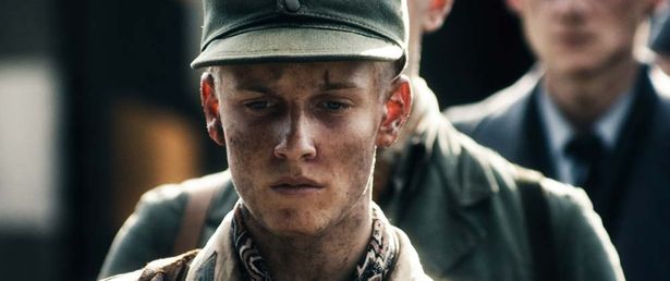 第二次大戦後、デンマークに残されたドイツ人少年兵たちが、地雷の除去作業を強制させられる（『ヒトラーの忘れもの』）