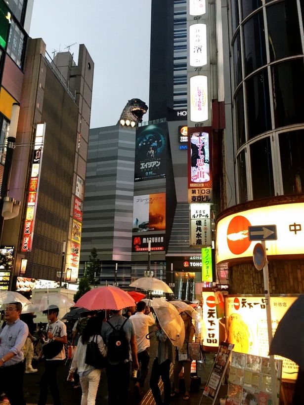 【写真を見る】雨の降りしきる中、TOHOシネマズ新宿にて極秘の試写が行われた