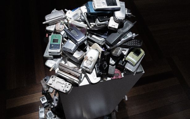 無造作に積み上げられた大量の携帯電話