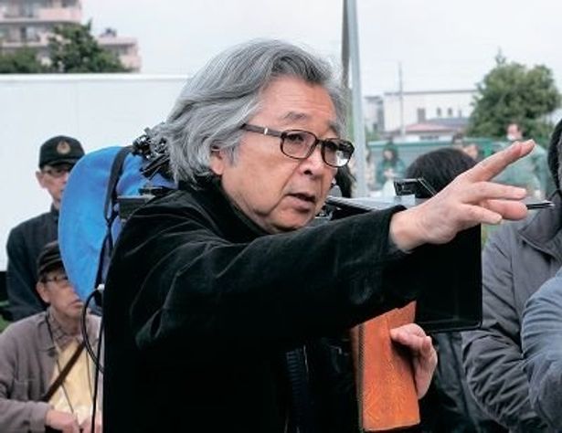 カメラの前で指揮する山田洋次監督