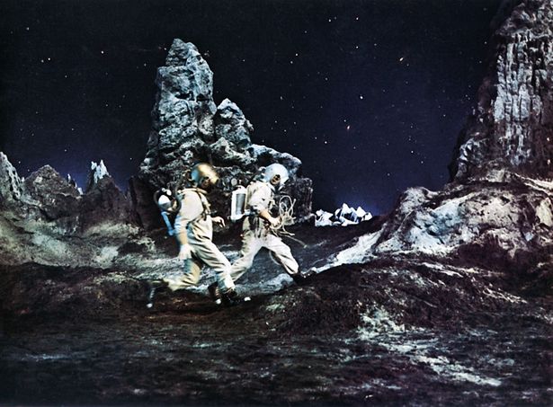 反重力混合物を塗った宇宙船で英国の科学者たちが月へ飛ぶ『H.G.ウェルズのSF月世界探検』