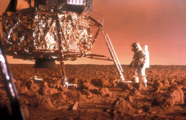 NASAがフェイク映像を使って初の火星探査成功を捏造しようとする『カプリコン・１』