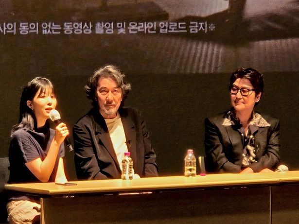 【写真を見る】『孤狼の血』をイメージしたスーツで登場したソン・ガンホと、15年ぶりに韓国を訪れた役所広司