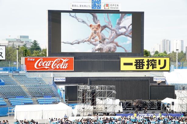 大型ビジョンに予告編が流される場面も