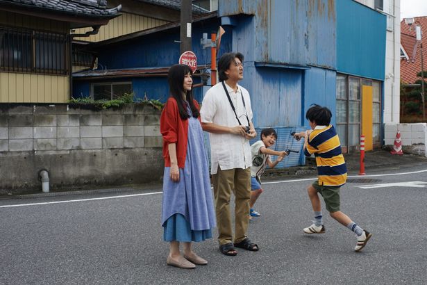 亡き父がいたころの幸せだった記憶を捉えた『若き見知らぬ者たち』場面写真