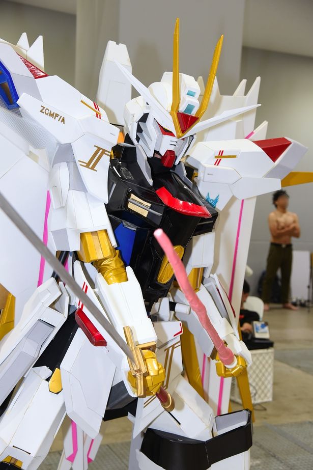 【写真を見る】人間サイズで再現されたマイティーストライクフリーダムガンダムなど、魅力的なコスプレイヤー20組を紹介