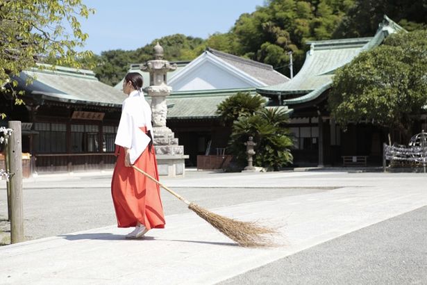 撮影は福岡県福津市の宮地嶽神社で、連日35℃を超える猛暑のなか行われた