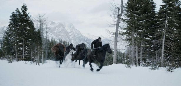 馬に乗り雪山を駆ける