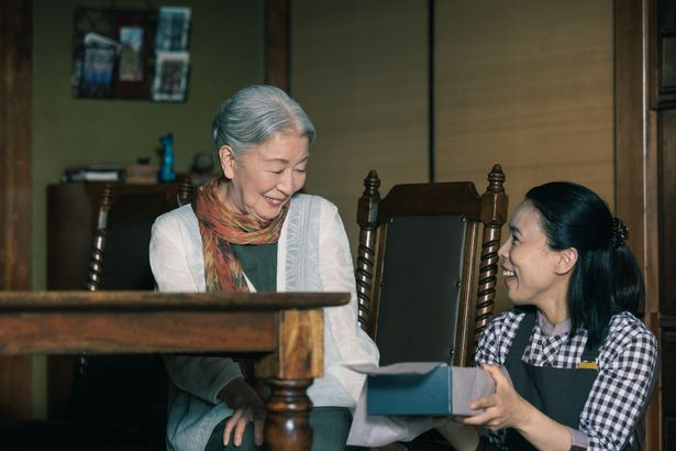 こみち(草笛光子)と梓の叔母、範子(安藤玉恵)が微笑み合うシーン