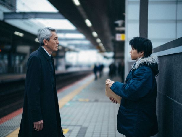 黒沢監督作『地獄の警備員』で映画初主演を務めた松重豊も出演。佐野との関係は一体？