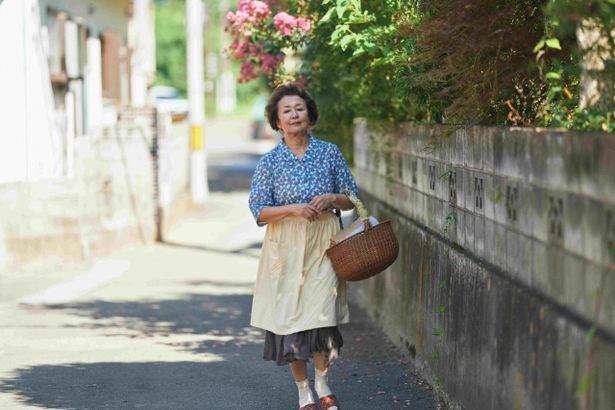 祖母、鈴木広子役の烏丸せつこ