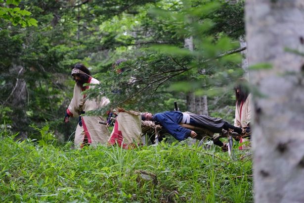 善助を追ううちに深手を負ってしまう孝二郎は、アイヌの人々に助けられる