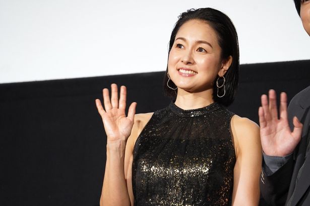 息子・吉沢からの「とてもチャーミング」との言葉に照れる場面も