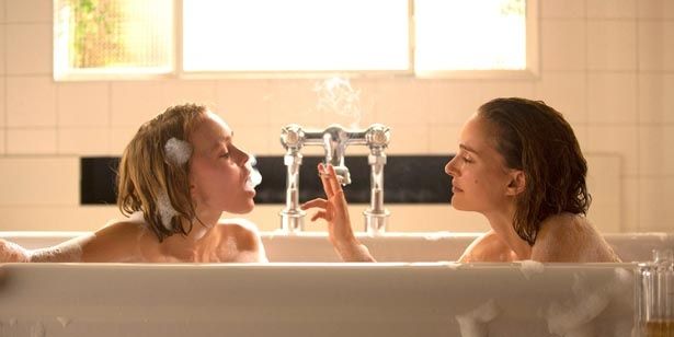 ナタリー・ポートマンとリリー＝ローズ・デップが美人姉妹を演じる『プラネタリウム』。入浴シーンも美しい！