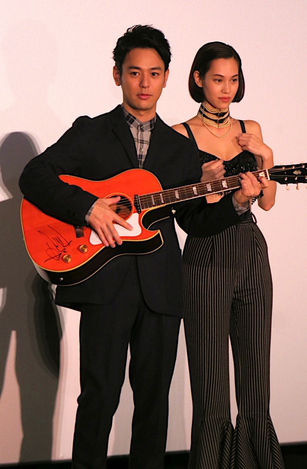 奥田民生からサイン入りギターを贈られ、決めポーズを披露する妻夫木聡