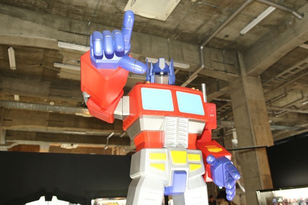 「G1」時代のオプティマスプライムのスタチュー