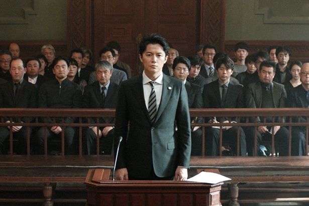 『そして父になる』(13)の是枝裕和監督の最新作、『三度目の殺人』は邦画トップの3位