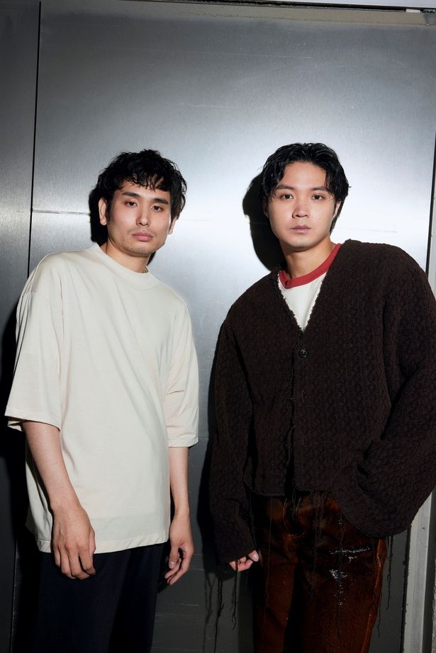 【写真を見る】同い年でもある内山拓也監督と磯村勇斗。『若き見知らぬ者たち』に込めた想いとは？