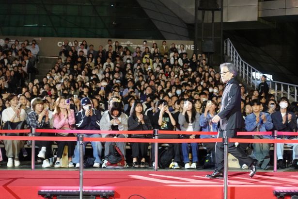 【写真を見る】ヴェネチア、トロントにつづいて釜山も熱狂！Q&Aでは菅田将暉をキャスティングした理由も告白